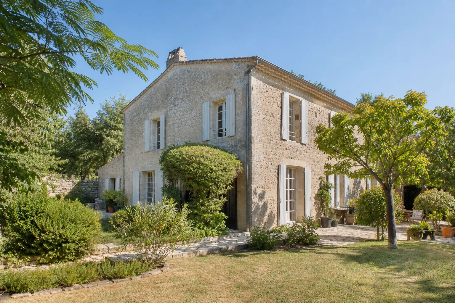 Expert indépendant examinant une maison ancienne dans le Val-de-Marne