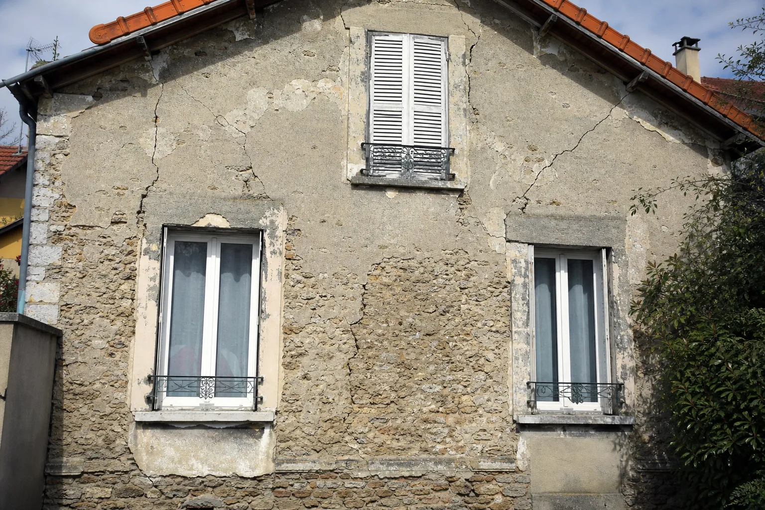 Fissures sur la façade d’un pavillon en meulière dans le Val de Marne (94)