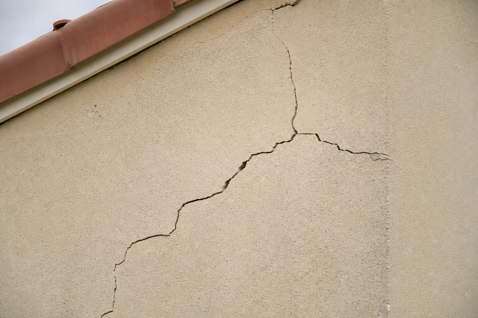 Lézarde structurelle sur un mur de maison dans le Val-de-Marne